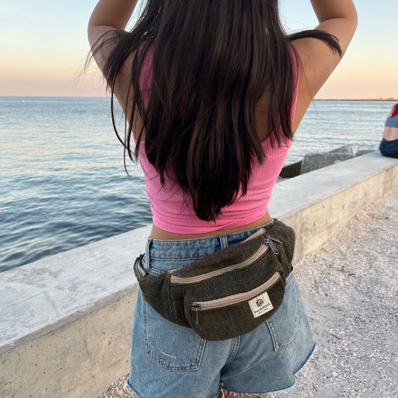 Sherpa Travel Hemp Fanny Pack Green - Picture 13 of 14